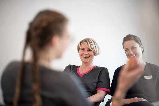 Lachenede Assistenten während der Pause