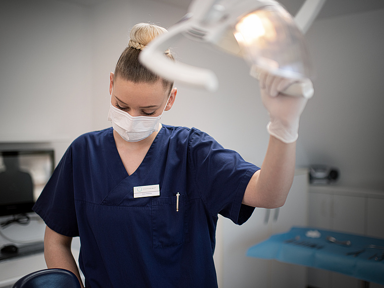 Ärztin bereitet Patient für eine Behandlung vor